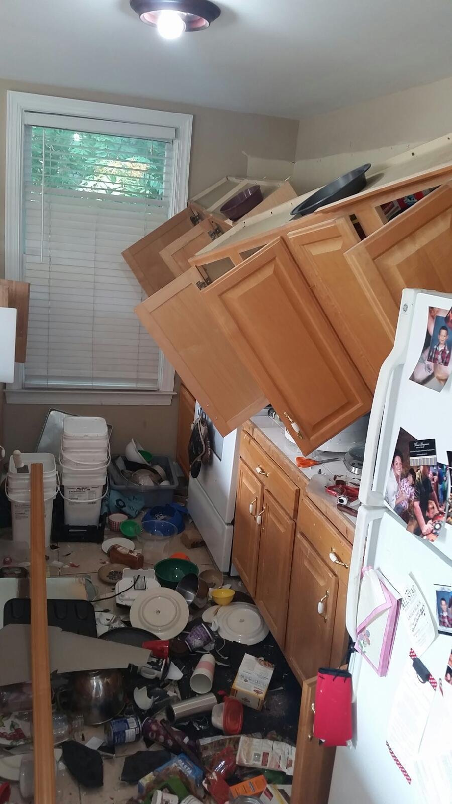 Упал шкаф на кухне