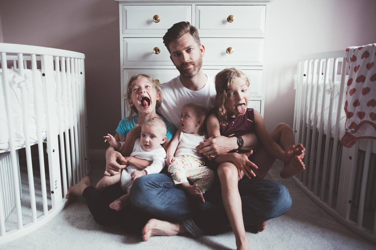 Мужчина с тремя детьми
