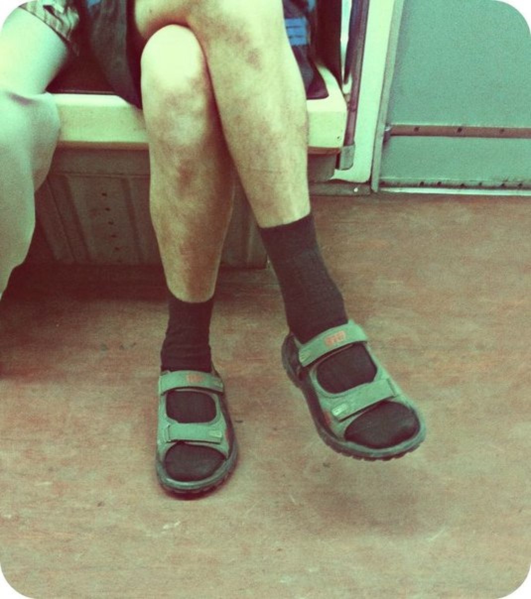 Мужчина в сандалиях с носками