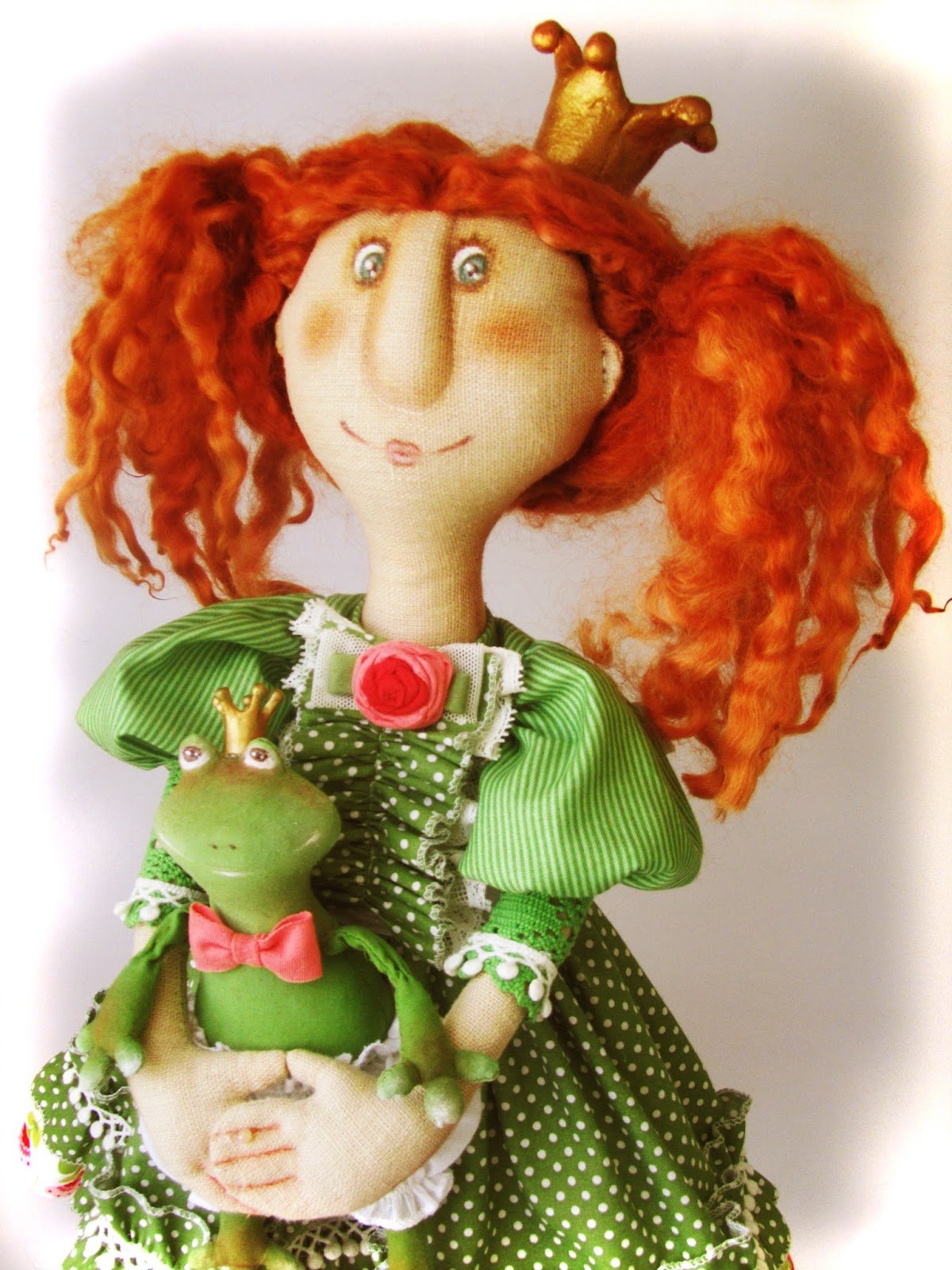 Текстильная кукла в зеленом платье