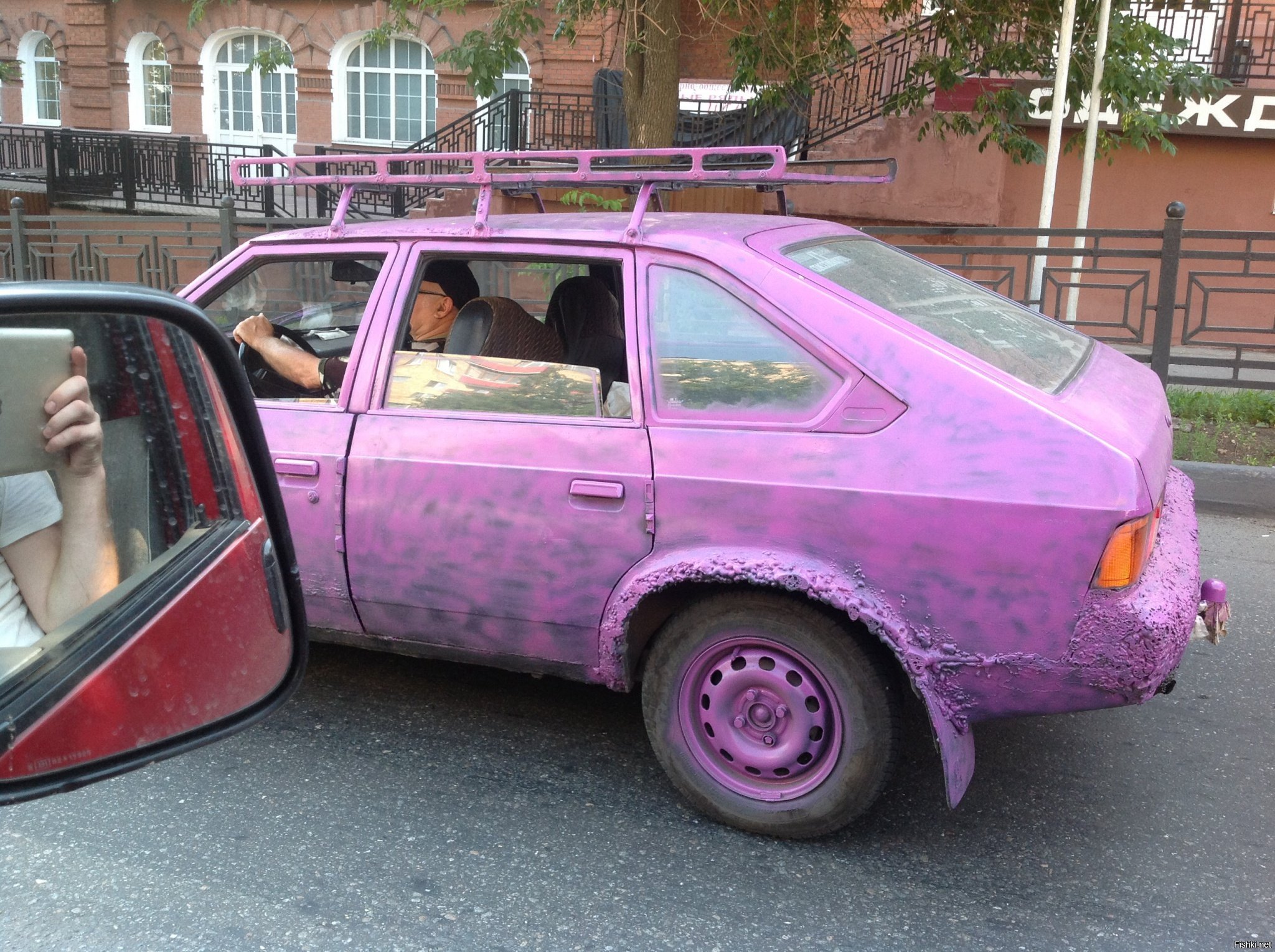 Не крашена. Женский автомобиль прикол. Дамский автомобиль прикольный. Машина Дамская смешная. Приколы над машиной.