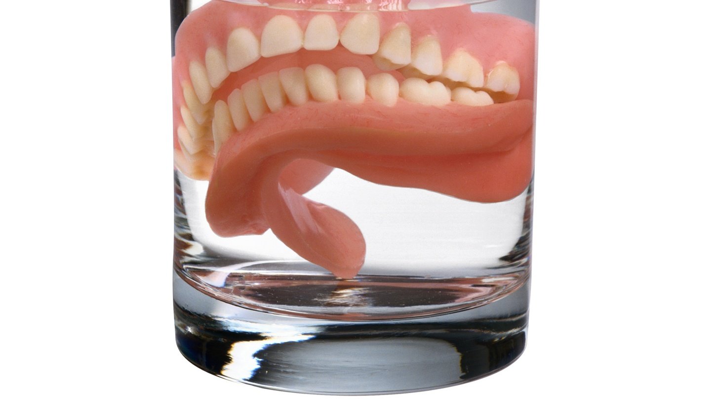 Вставная челюсть в стакане