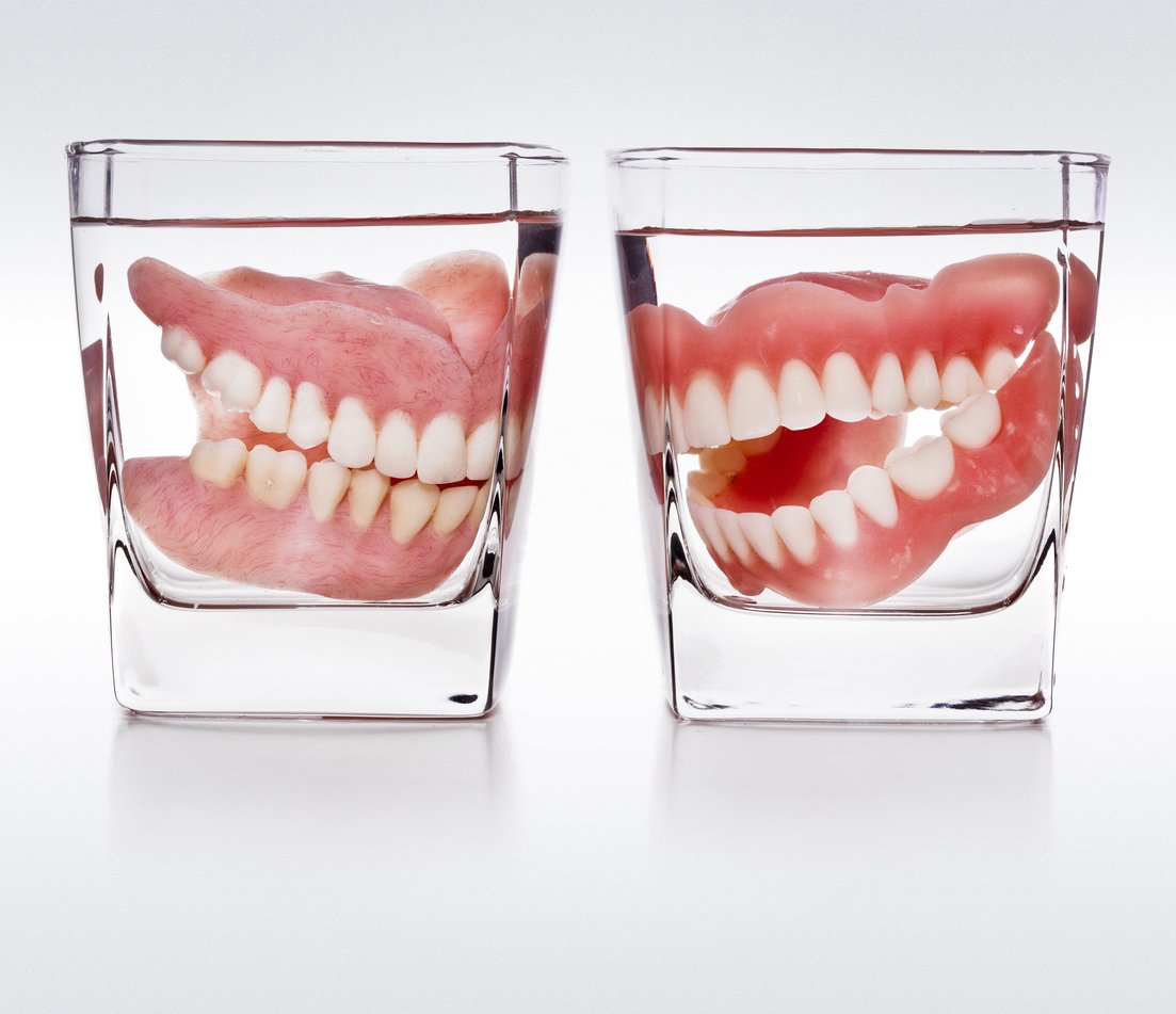 Зубной протез в стакане