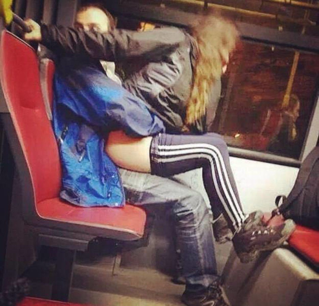Сидят на коленях в автобусе