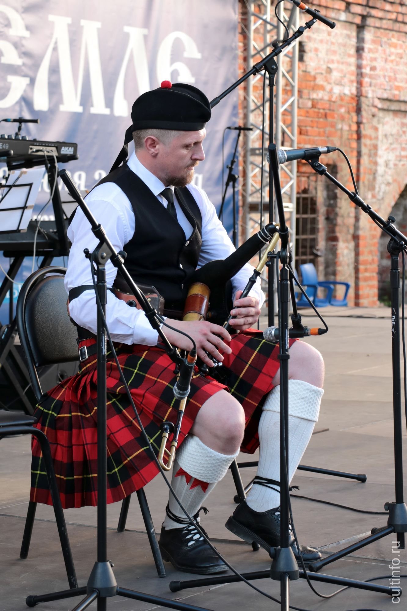 Оркестр волынщиков city pipes. Евгений Лапекин Волынщик. City Pipes Евгений Лапекин. Сити Пайпс волынщики.