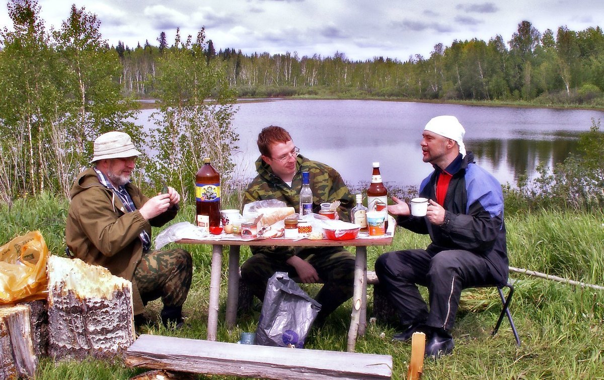 Пикник на лодке вечером