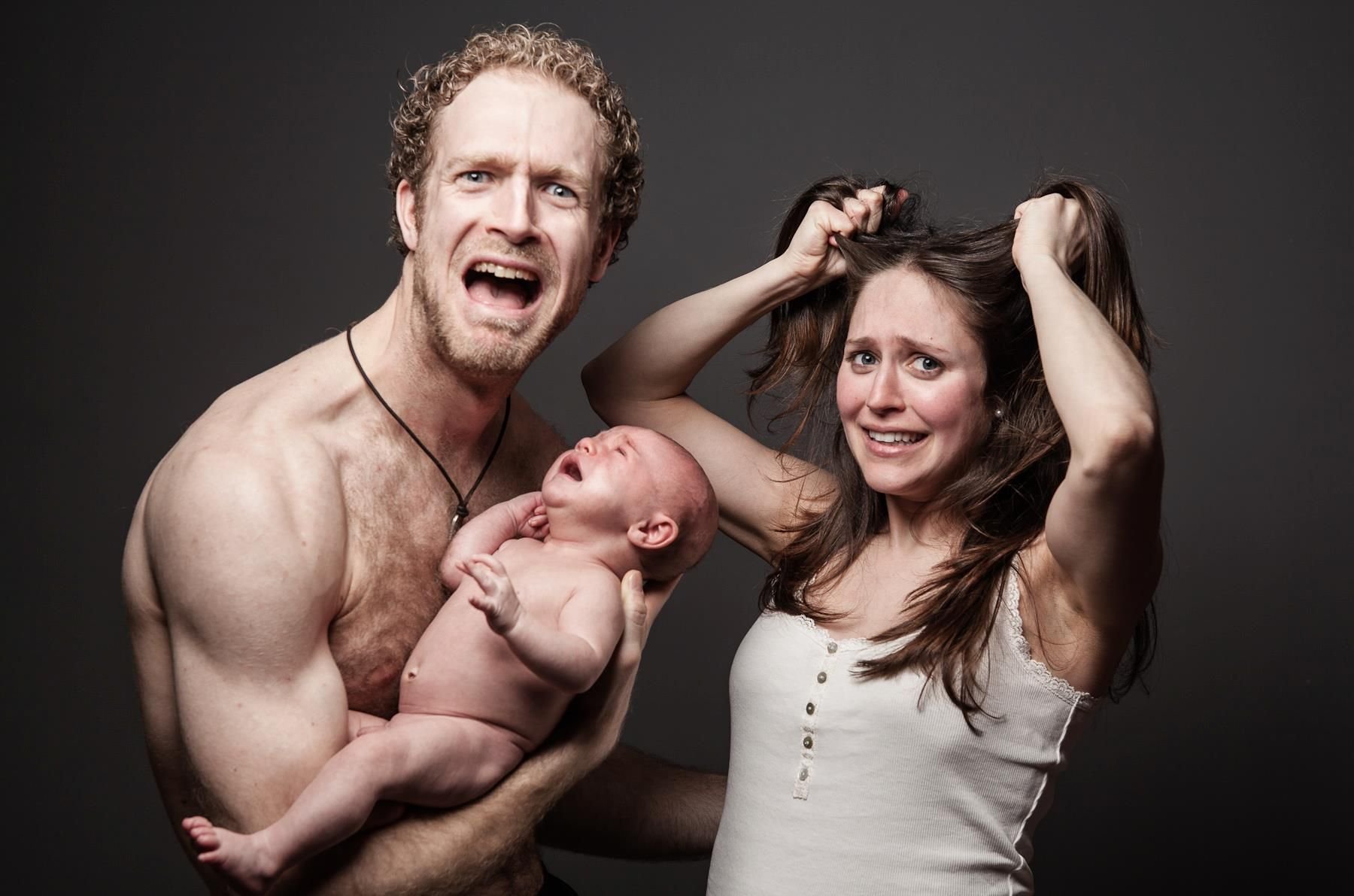 Бывший муж матери. Смешная фотосессия семьи. Мужик с ребенком. Семья с ребенком на руках. Завести ребенка.