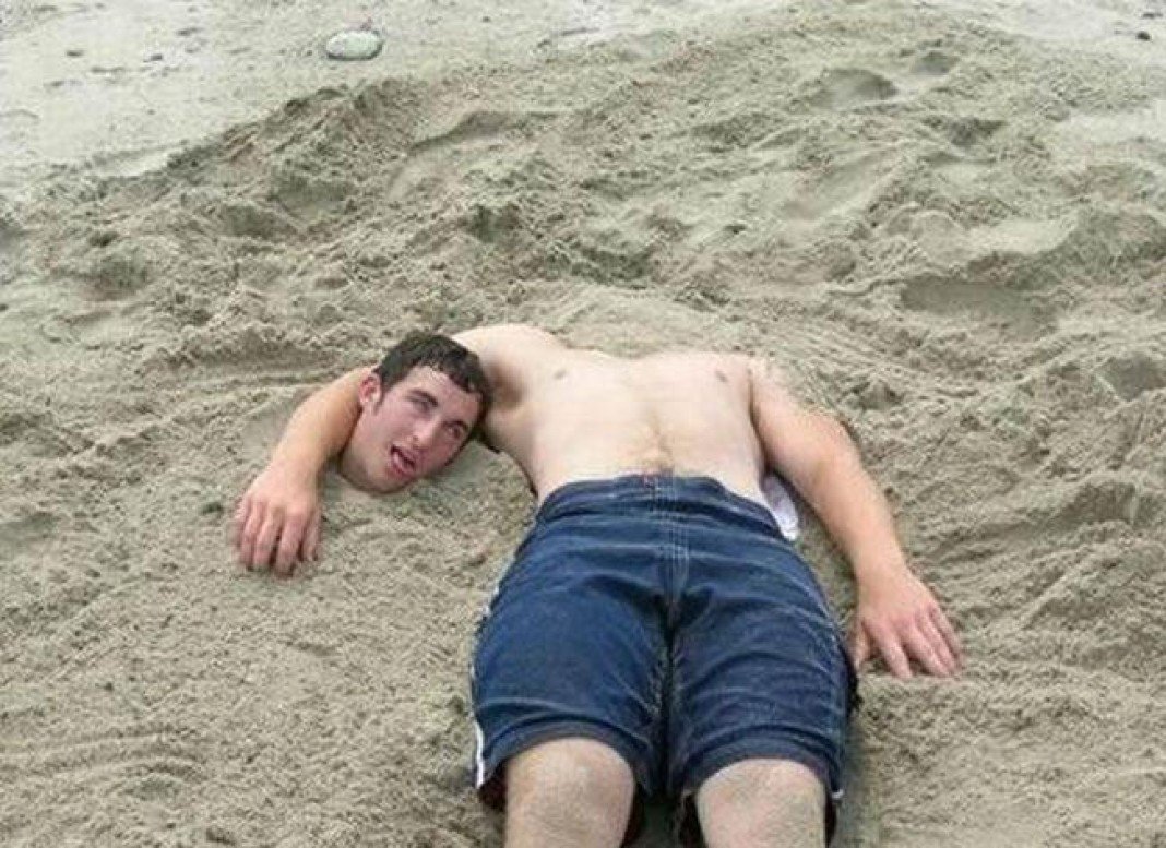 люди лежат на пляже