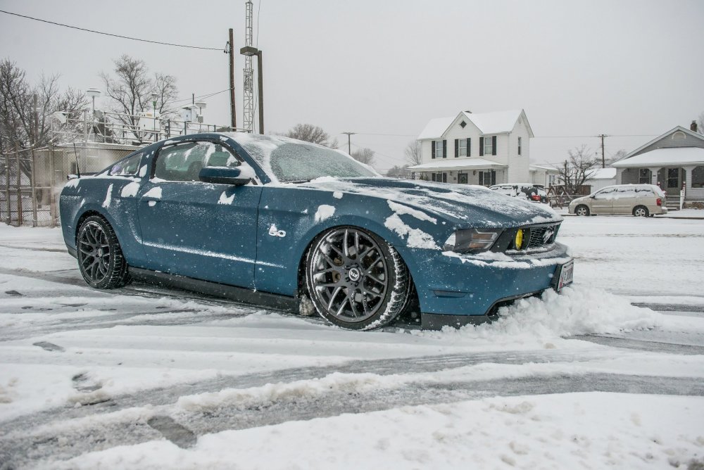 Форд Мустанг кабриолет в зиму