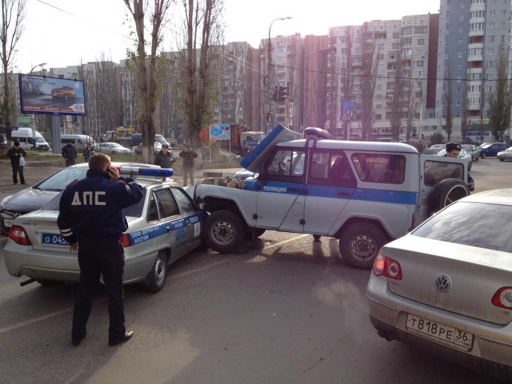 Женщина полицейский с автоматом