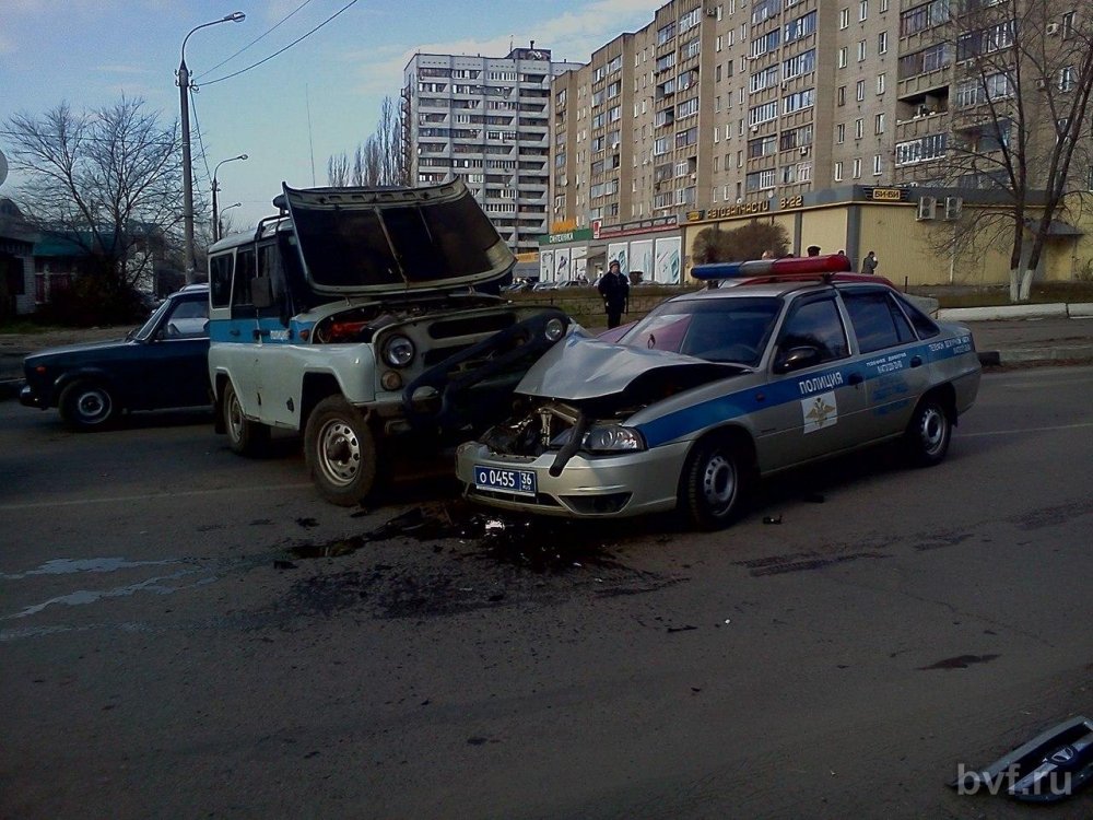 Три столкнувшиеся полицейские машины