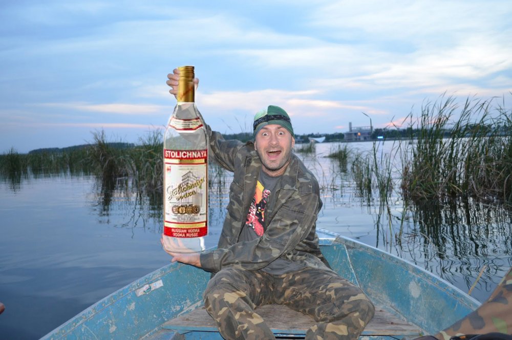 Мужик на рыбалке с водкой