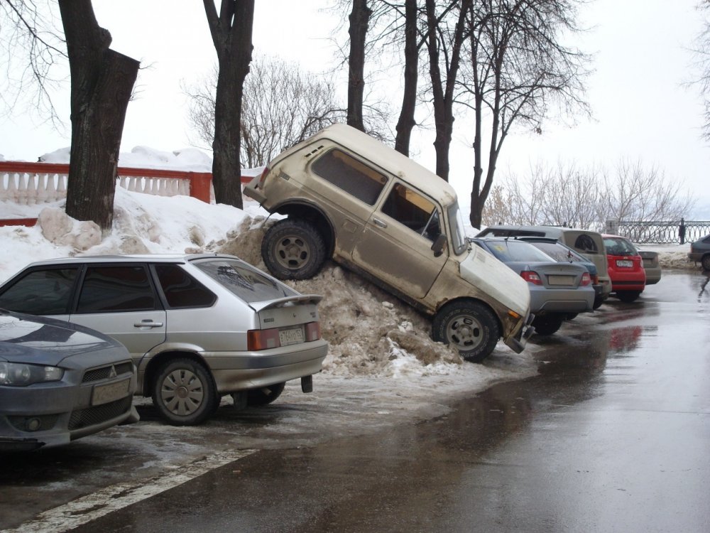 Нива припарковалась на сугробе