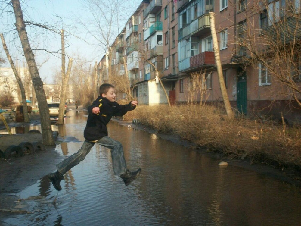 Человек упавший в лужу