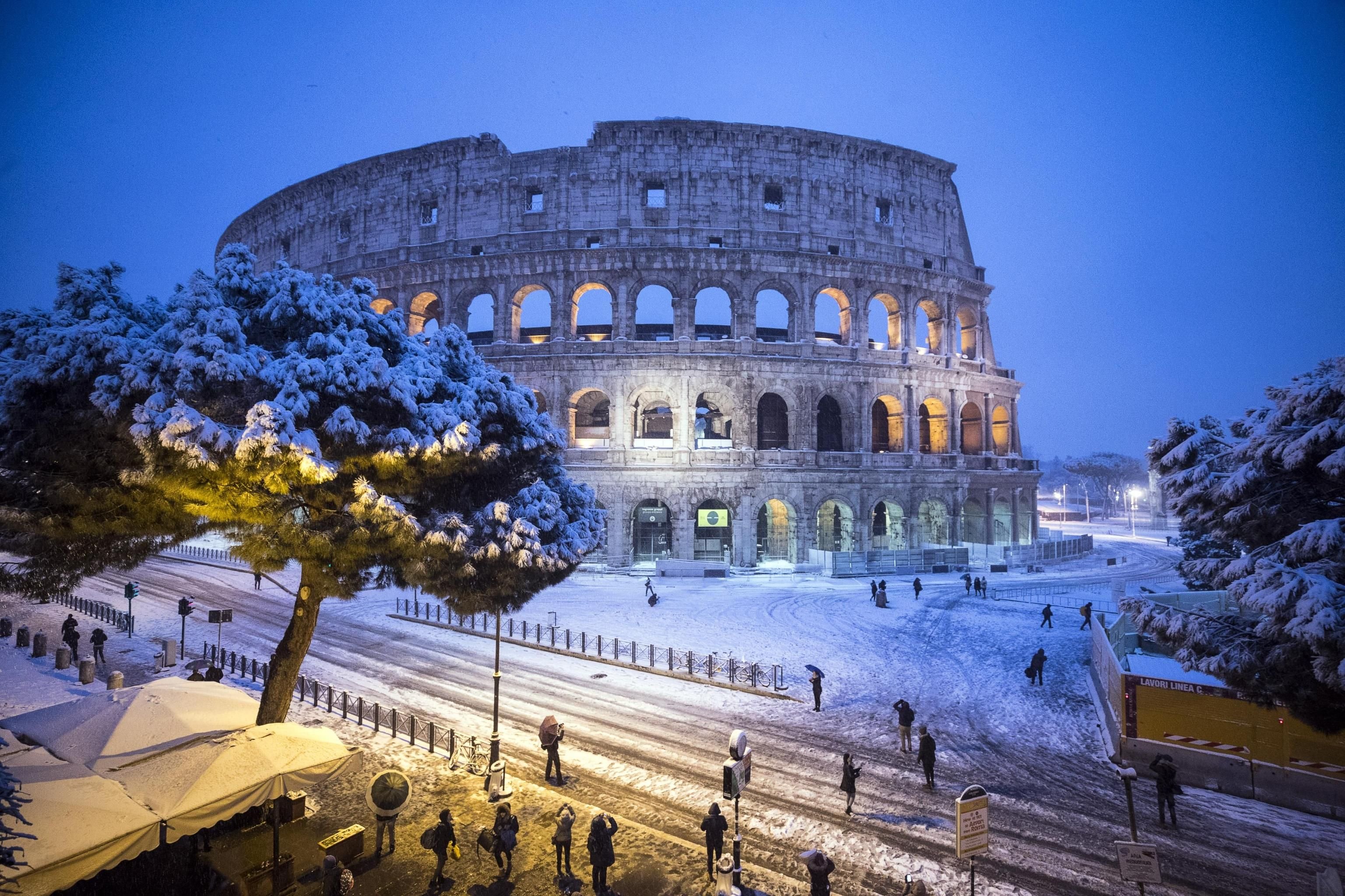 Колизей февраль. Заснеженный Колизей Рим. Италия Рим зима. Римини Италия зима. Рим Италия зимой.
