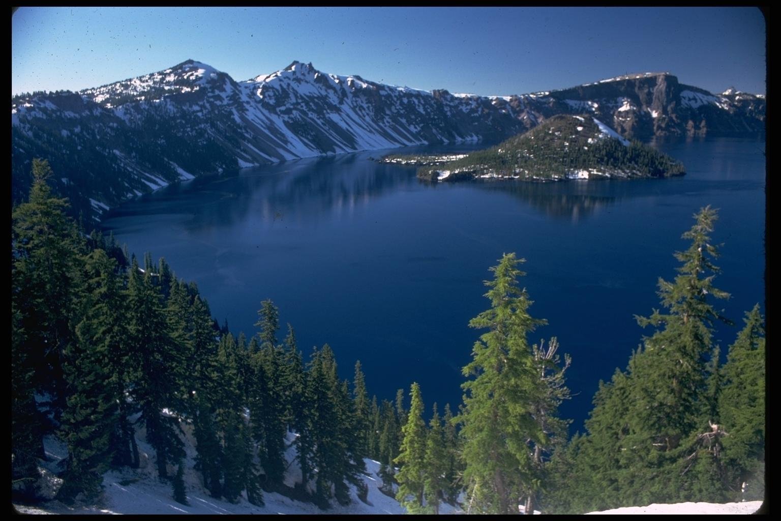 Моря озера и реки россии. Озеро Крейтер, Орегон, США. Кратерное озеро в Орегоне. Кратерное озеро «Крейтер», штат Орегон. Озеро Крейтер США фото.