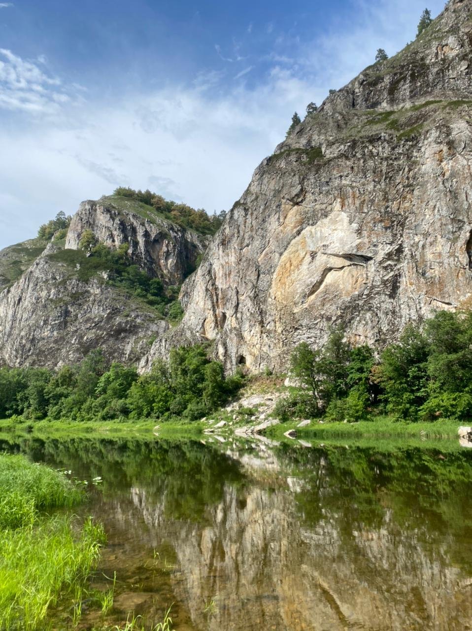 Скалы на реке белая