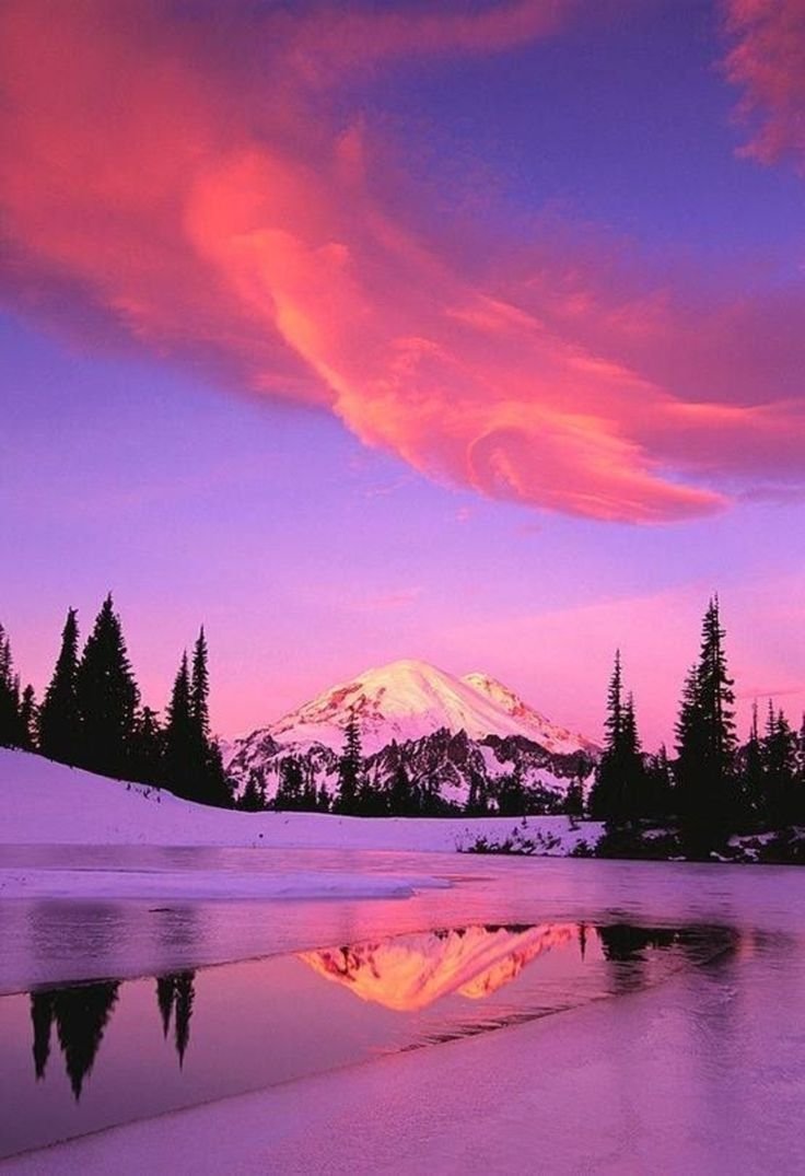 Розовый рассвет в горах