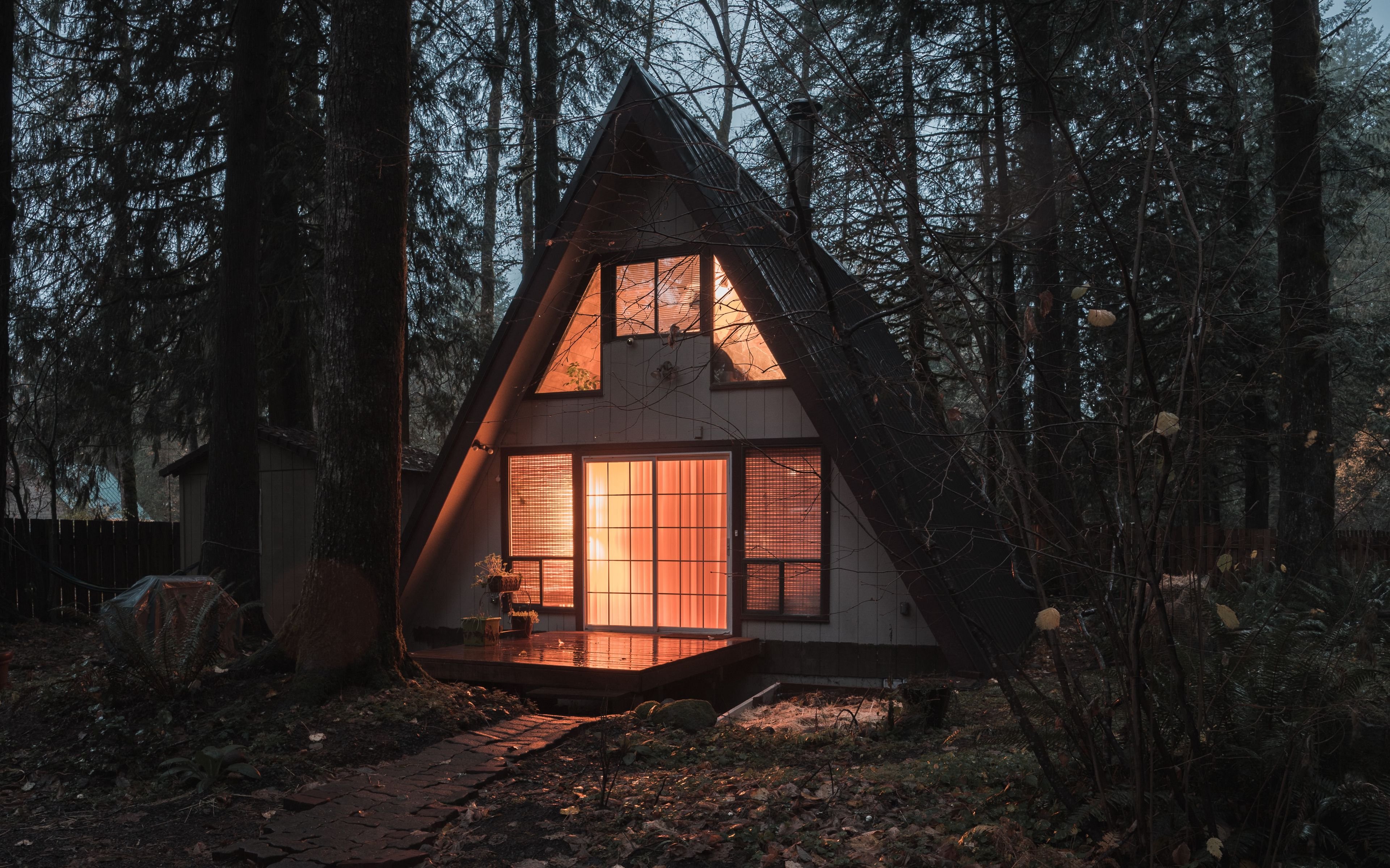 Forest home петербург. Домик Форест Хаус. Хижина в лесу Екатеринбург. Треугольный домик. Треугольный домик в лесу.