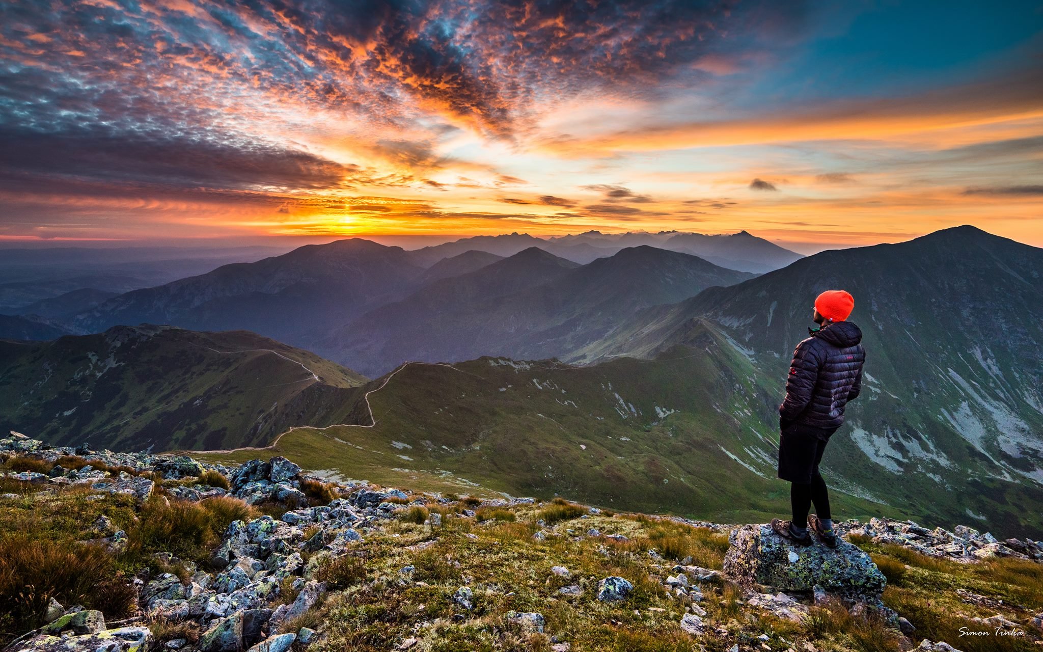 Mountains как читается. Человек в горах. Человек на фоне гор. Рассвет в горах и человек. Рассвет в горах.