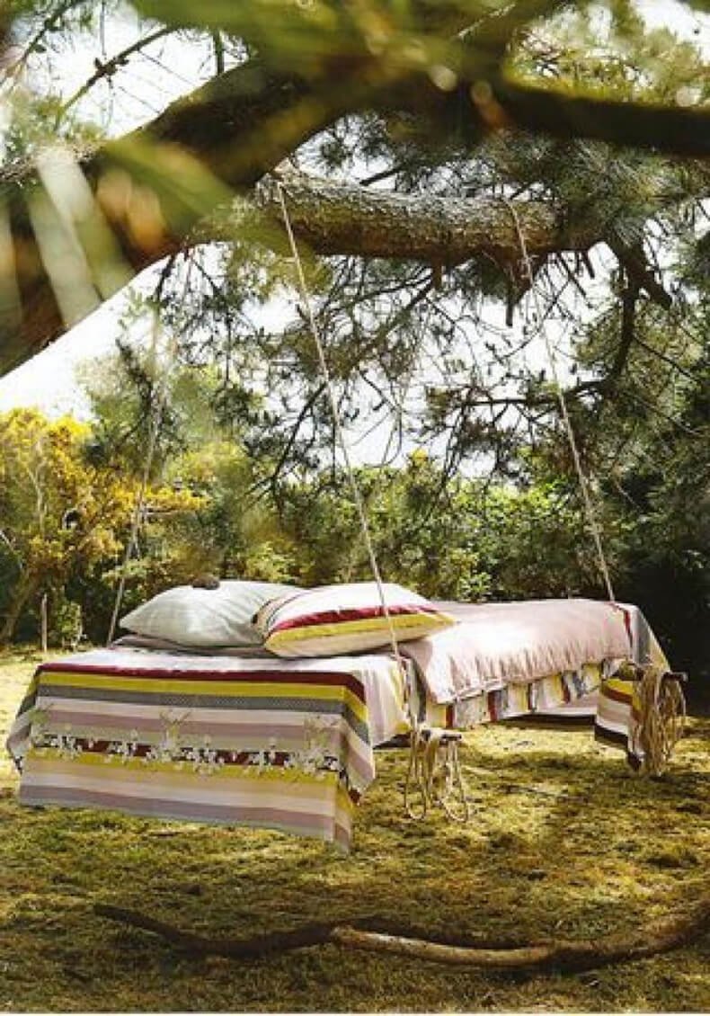 Подвесная кровать в саду