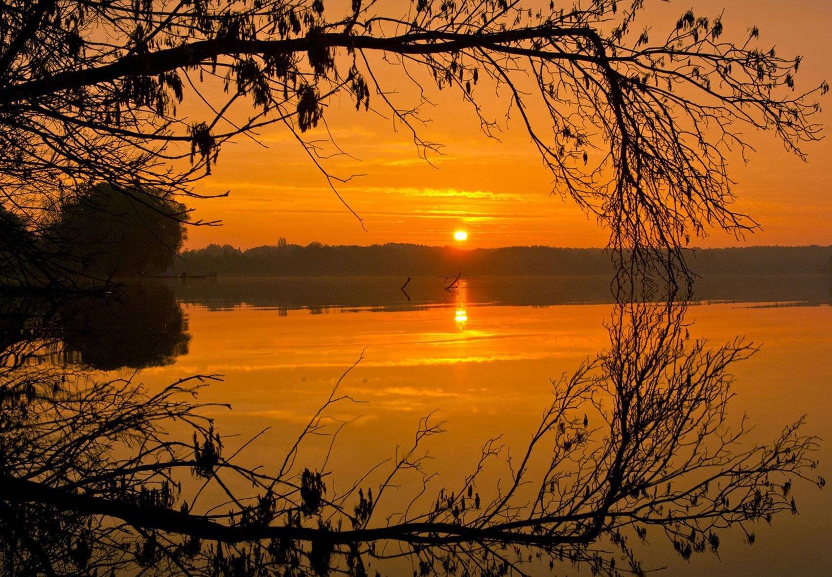 Осень природа вечер. Осенний закат. Закат над озером. Осенний закат на озере. Вечерний закат на озере.