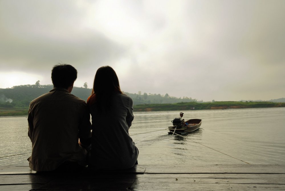 Фотосессия пары на берегу озера