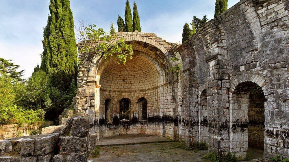 Цандрипшский храм в Абхазии