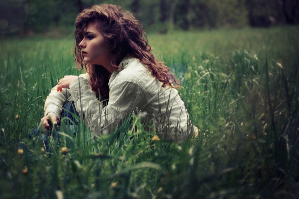 Фотосессия на траве девушка