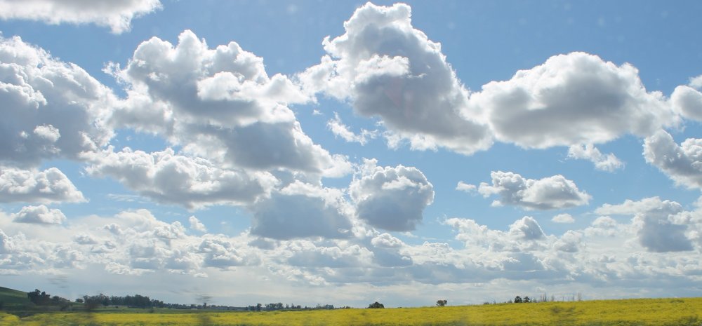 Пейзаж с белыми облаками