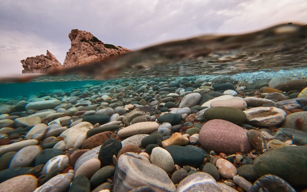 Красивые камушки на море