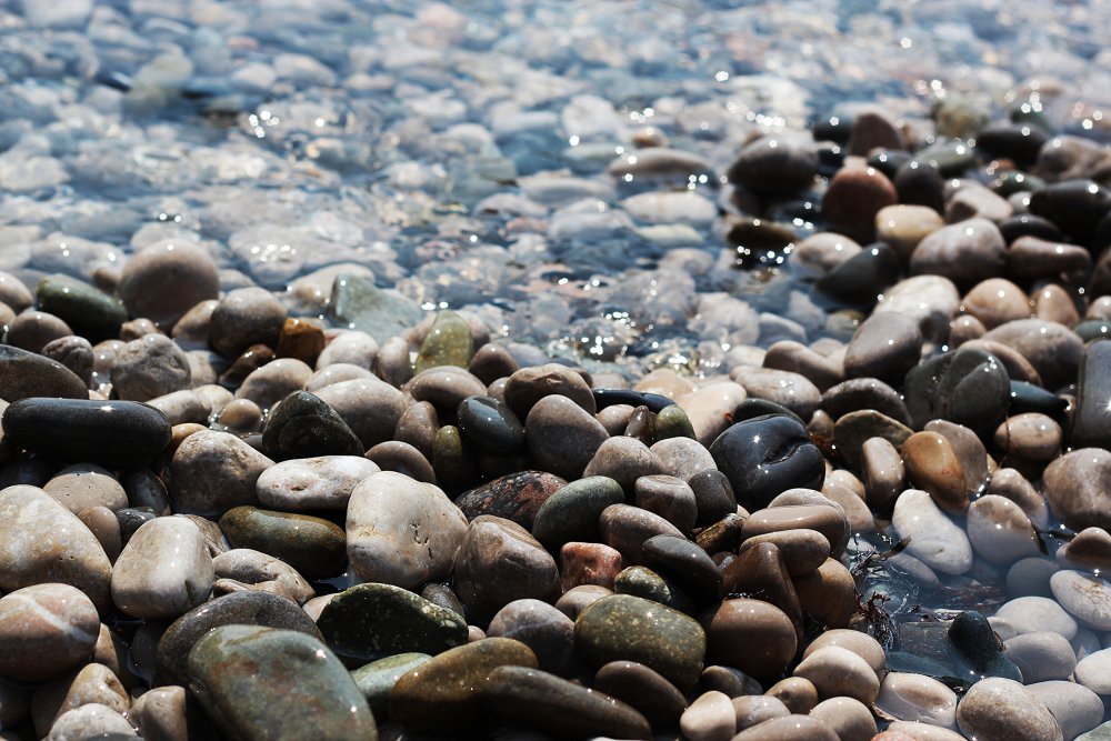 Камни в морской воде