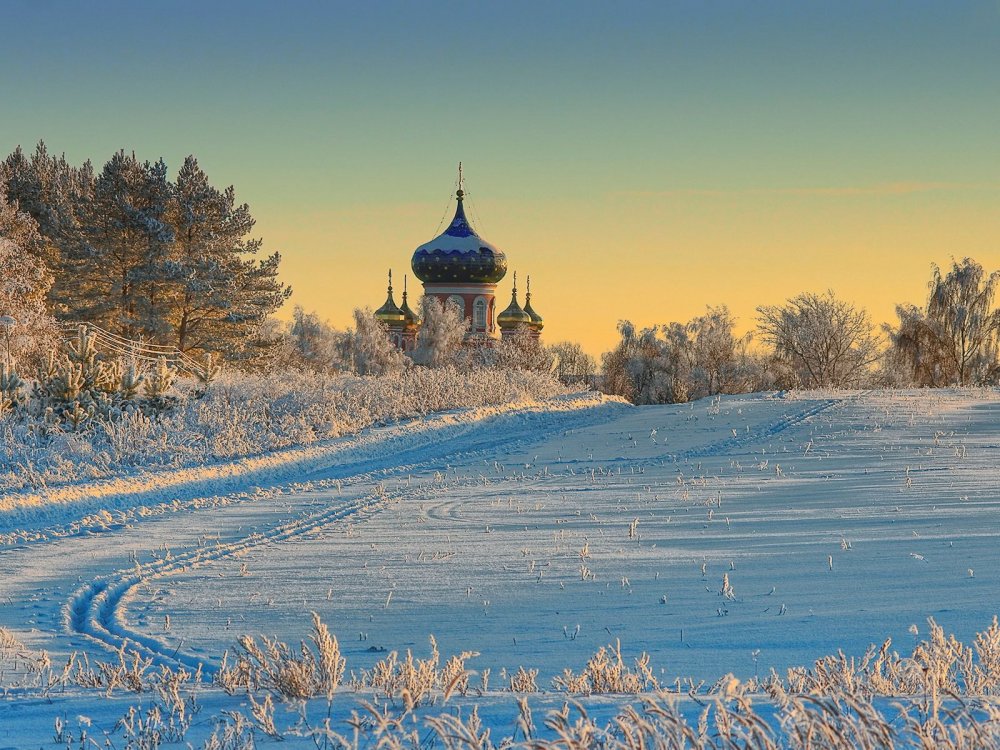 Зимний пейзаж с храмом