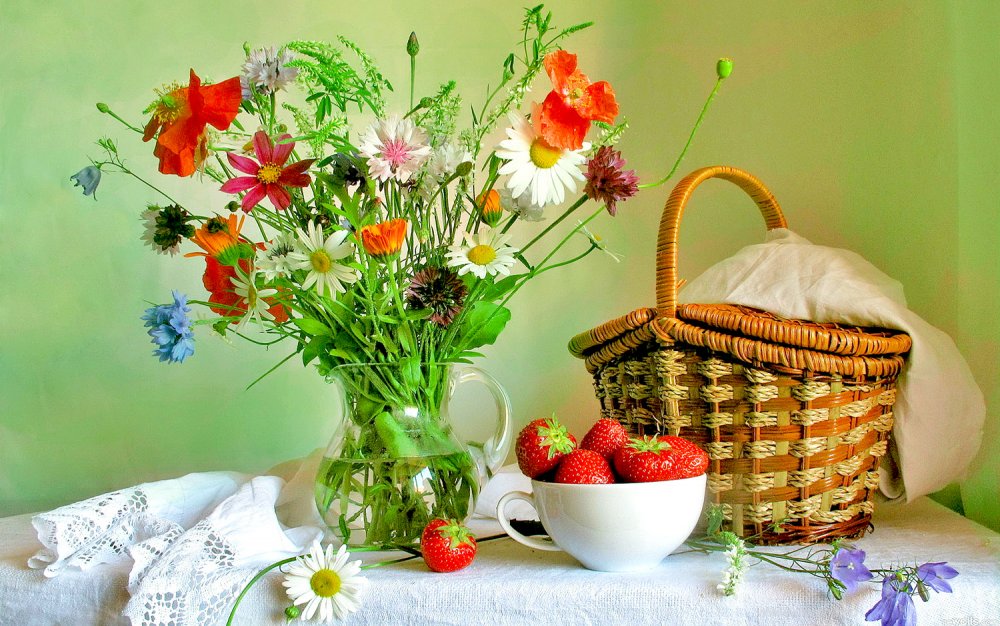Натюрморт с полевыми цветами и фруктами