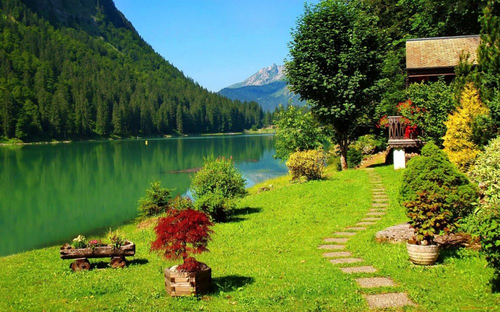 Дом в горах у озера в Швейцарии