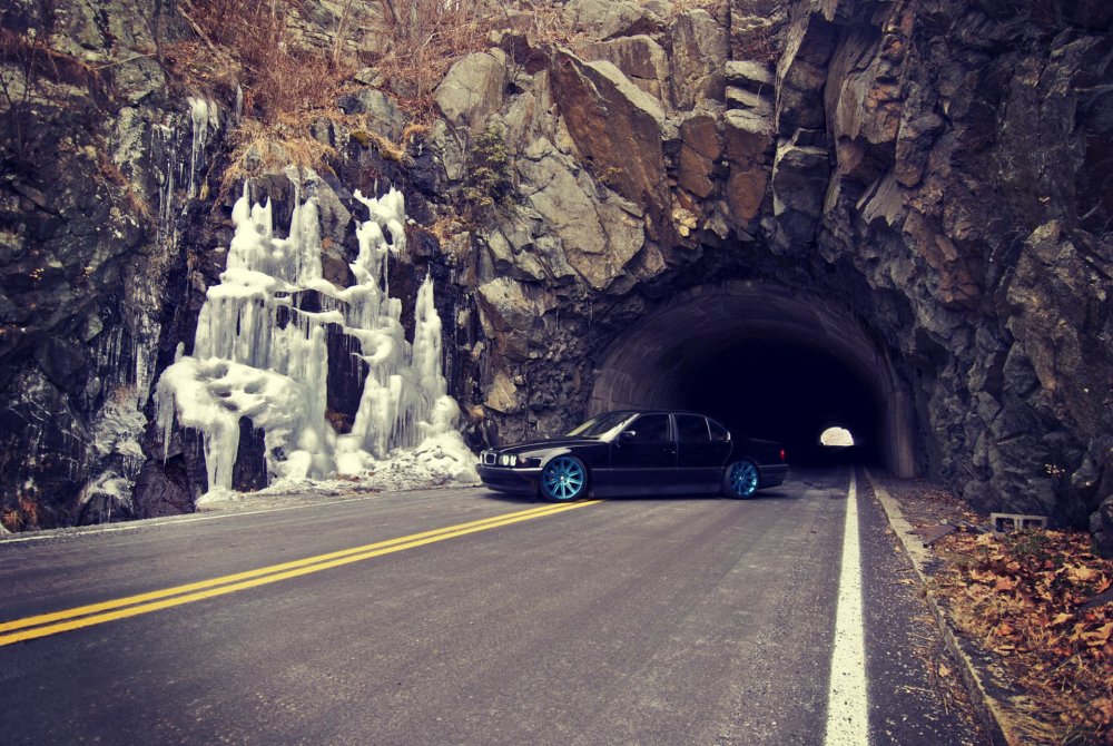 Дорога в горах с туннелем