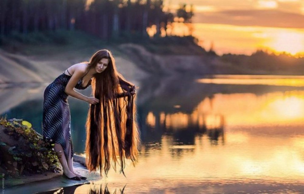 Женщина на берегу реки
