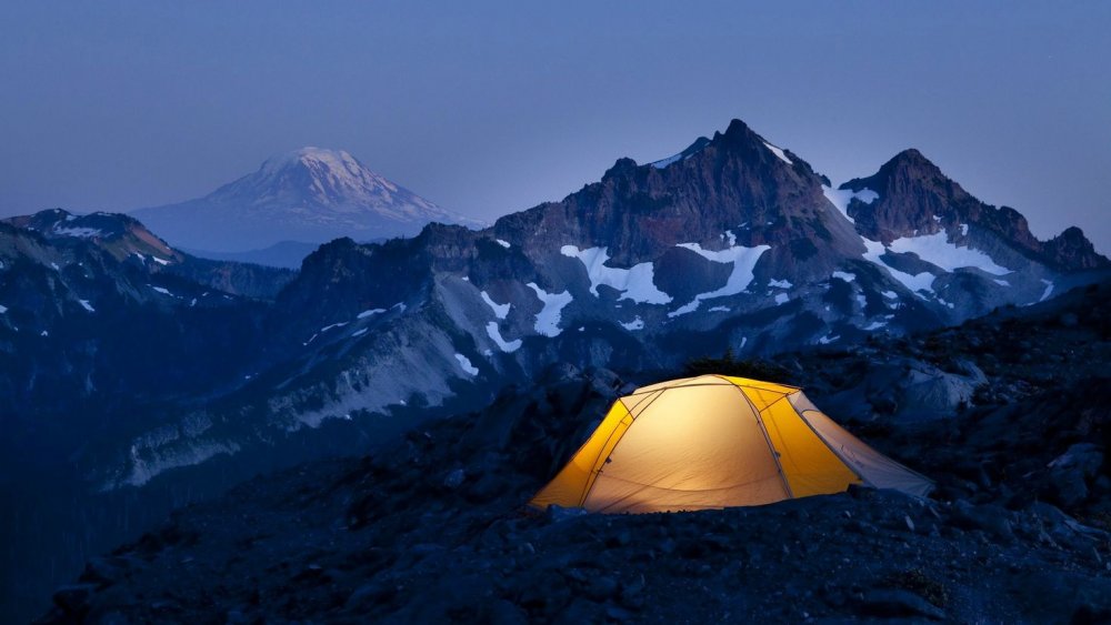 Палатка на вершине горы