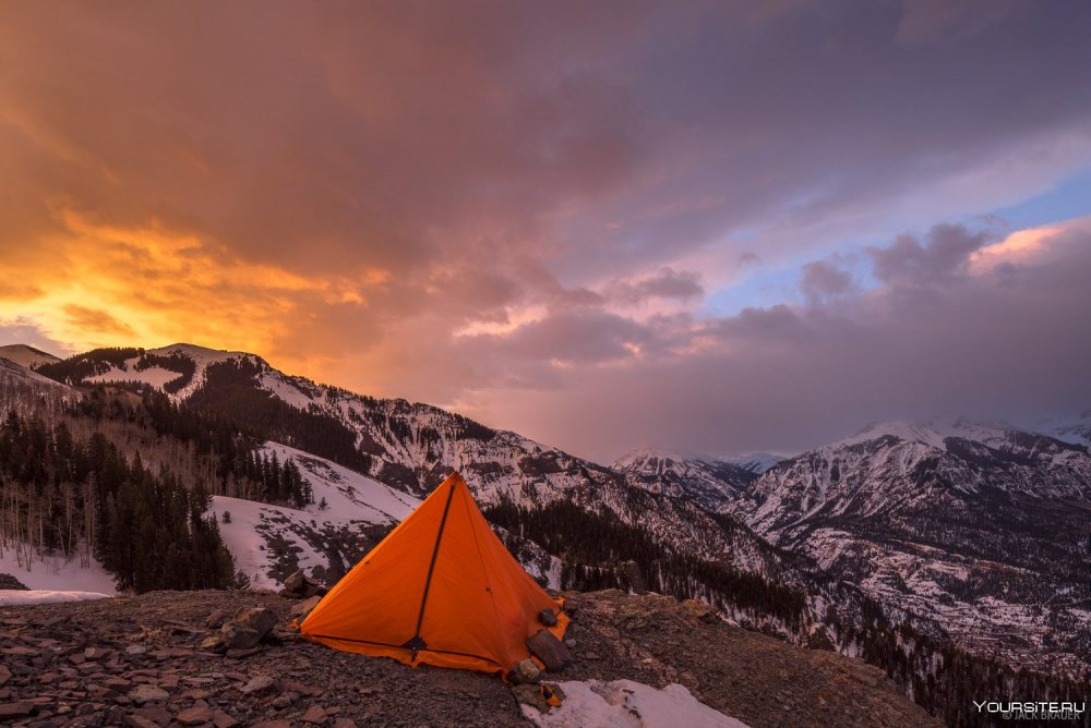 Палатка на рассвете в горах