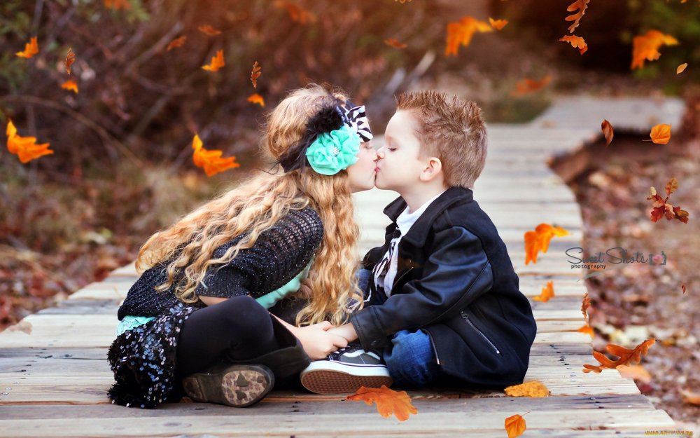 Мальчик и девочка осень