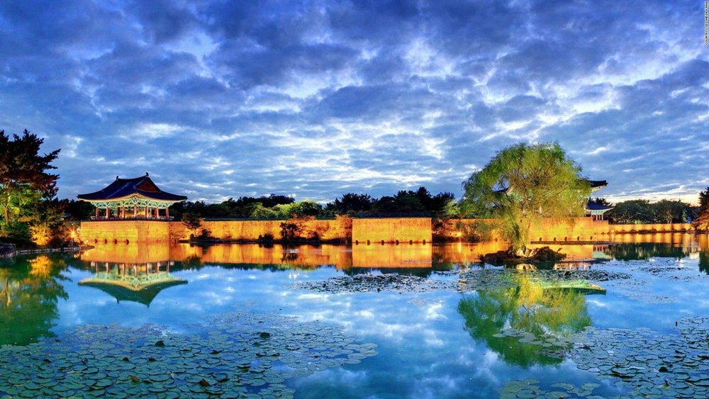 Дворец Тонгун и пруд Вольчи в Кёнджу.