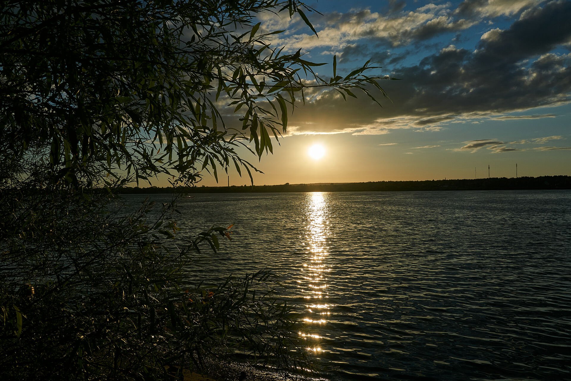 Кама изгибается искрящейся. Обское море Новосибирск. Обское водохранилище. Нептун Обское море. Обское море набережная.