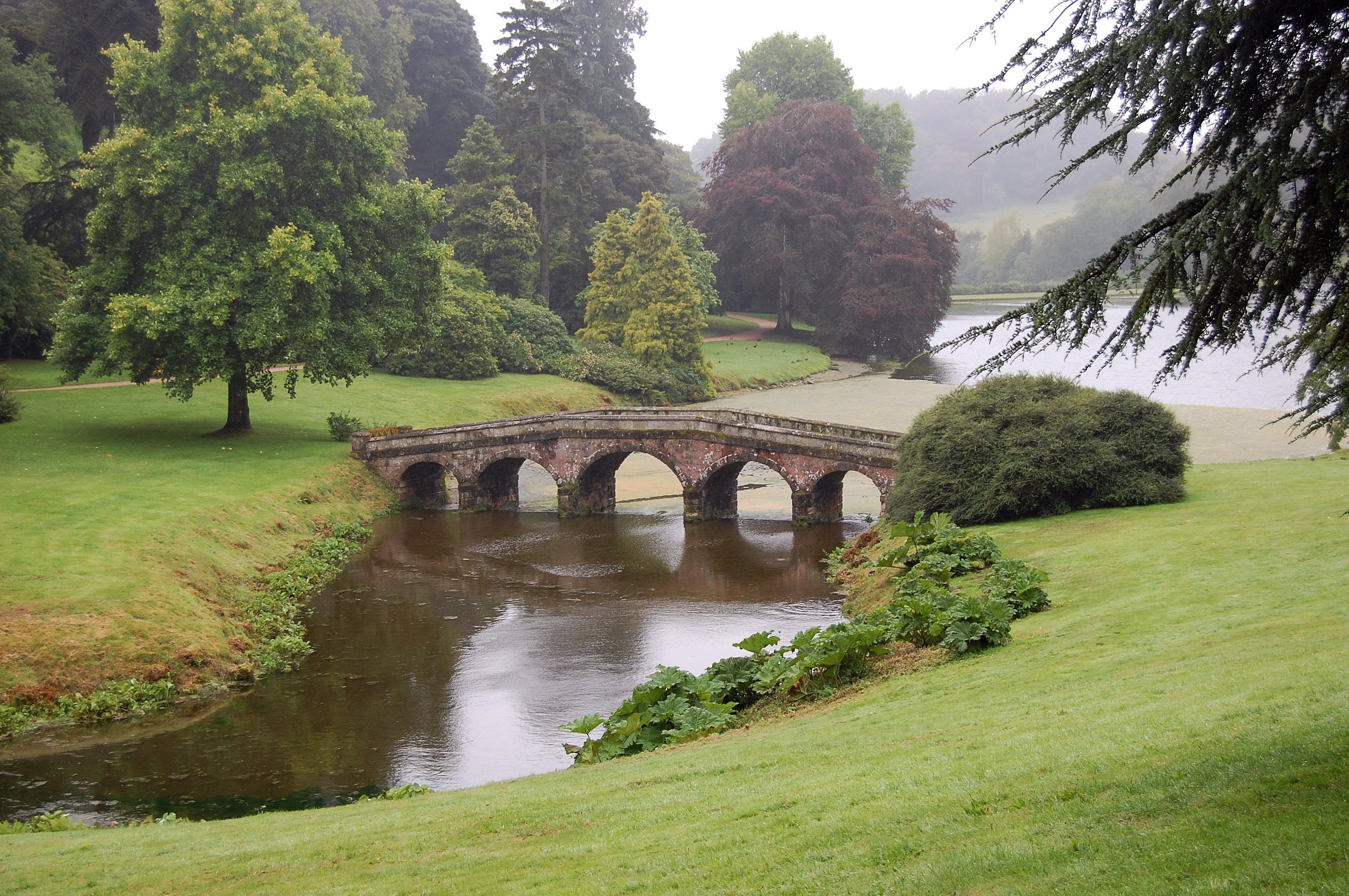 British parks. Парк Стоурхед Англия. Английский пейзажный парк Стоурхед. Сад Стоурхед. Великобритания. Англия мост стурхед.