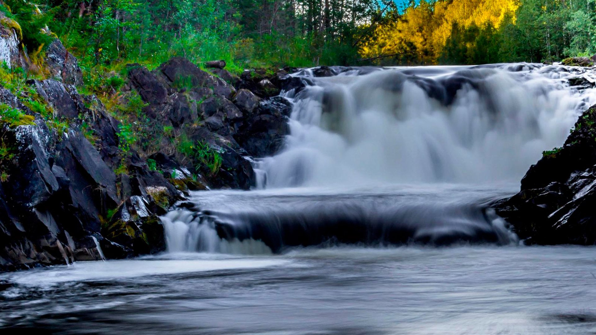 Равнинный водопад в Карелии