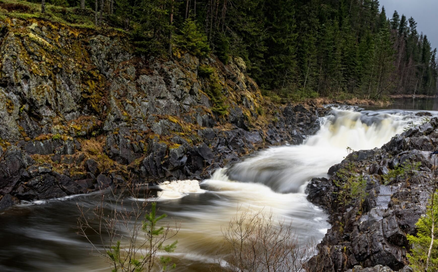 Равнинный водопад в Карелии