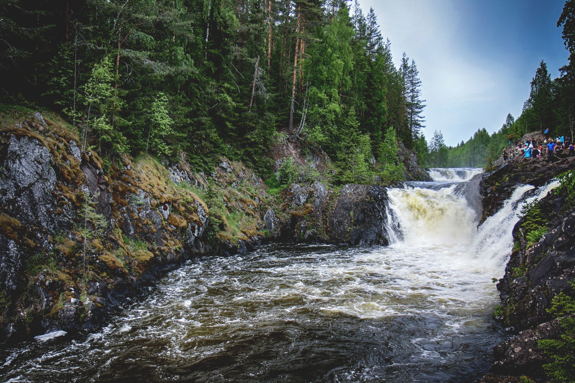 Водопад на реке суна в Карелии