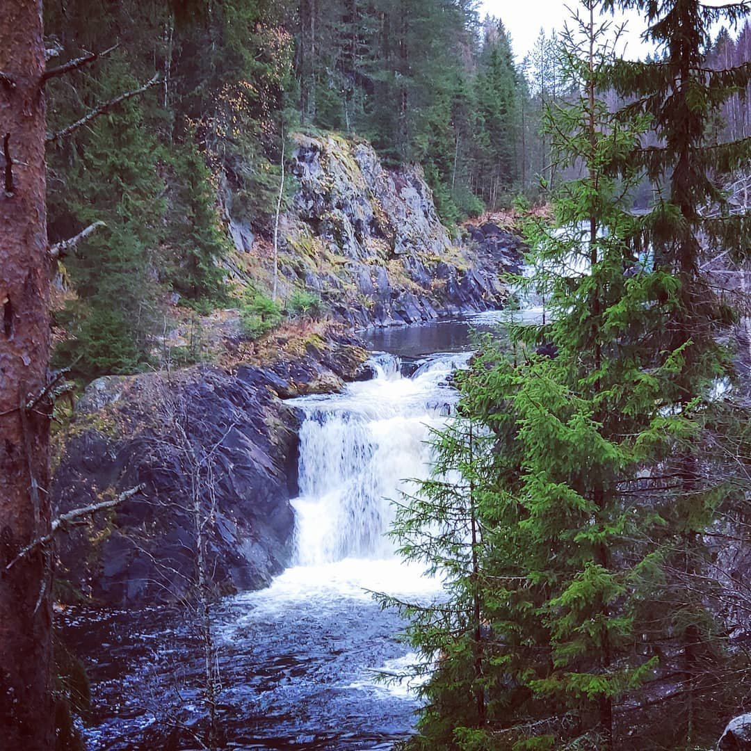 Равнинный водопад в Карелии