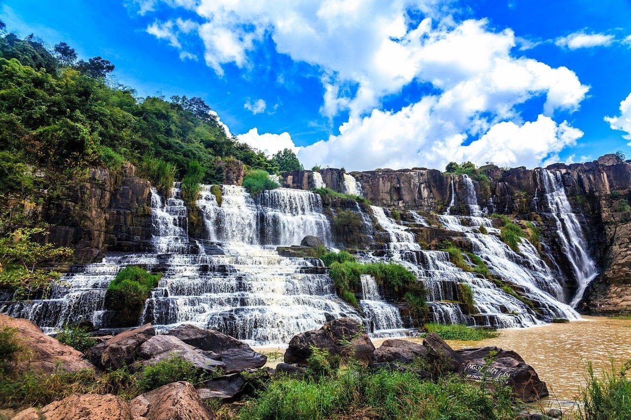 Detian waterfall. Понгур Вьетнам. Водопад Понгур. Пангур водопад Вьетнам. Далат Вьетнам водопад.