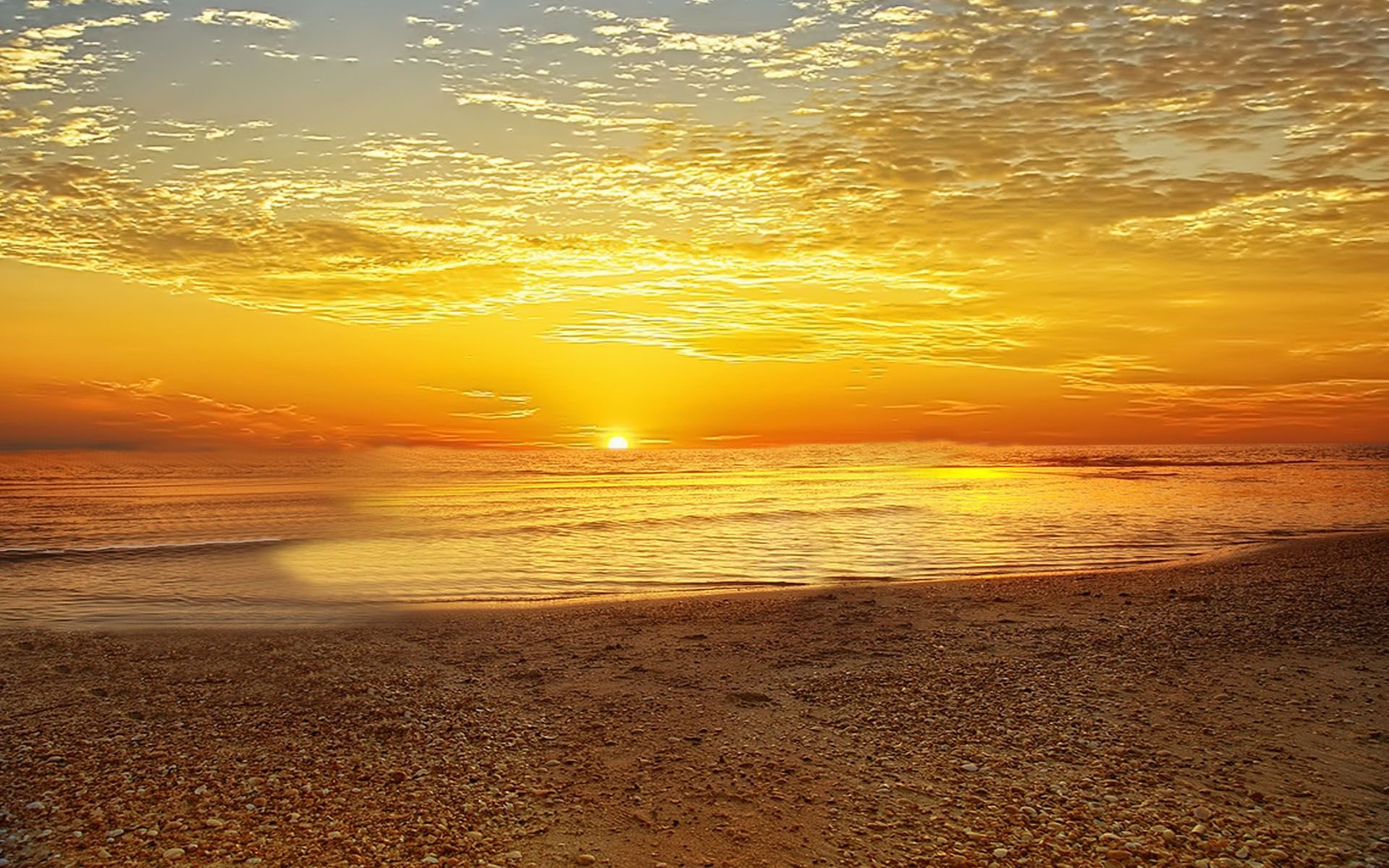 На фото восход солнца на море