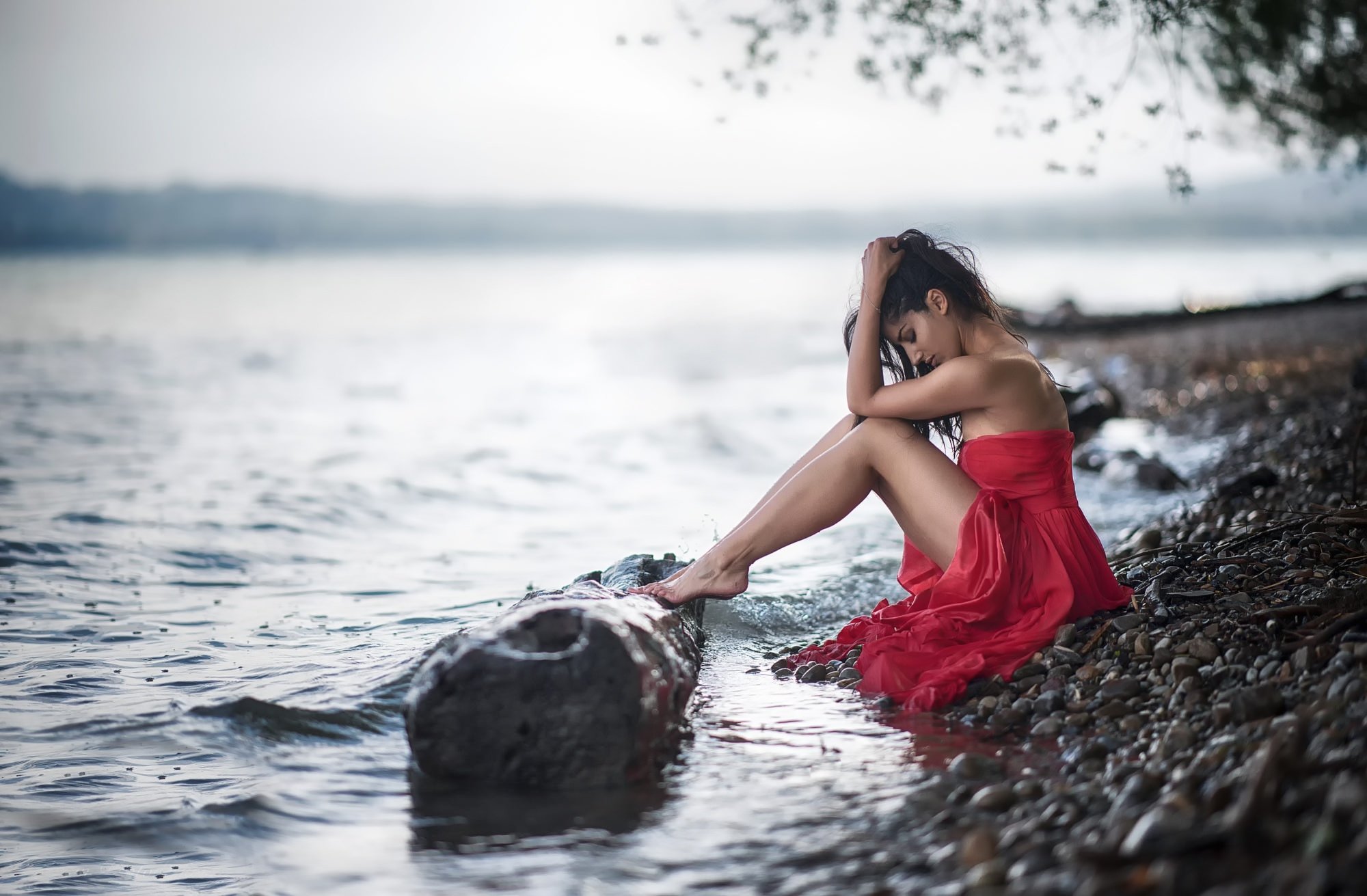 Картинки девушка на дне. Девушка на берегу. Фотосессия в воде. Фотосессия возле воды. Девушка у реки.